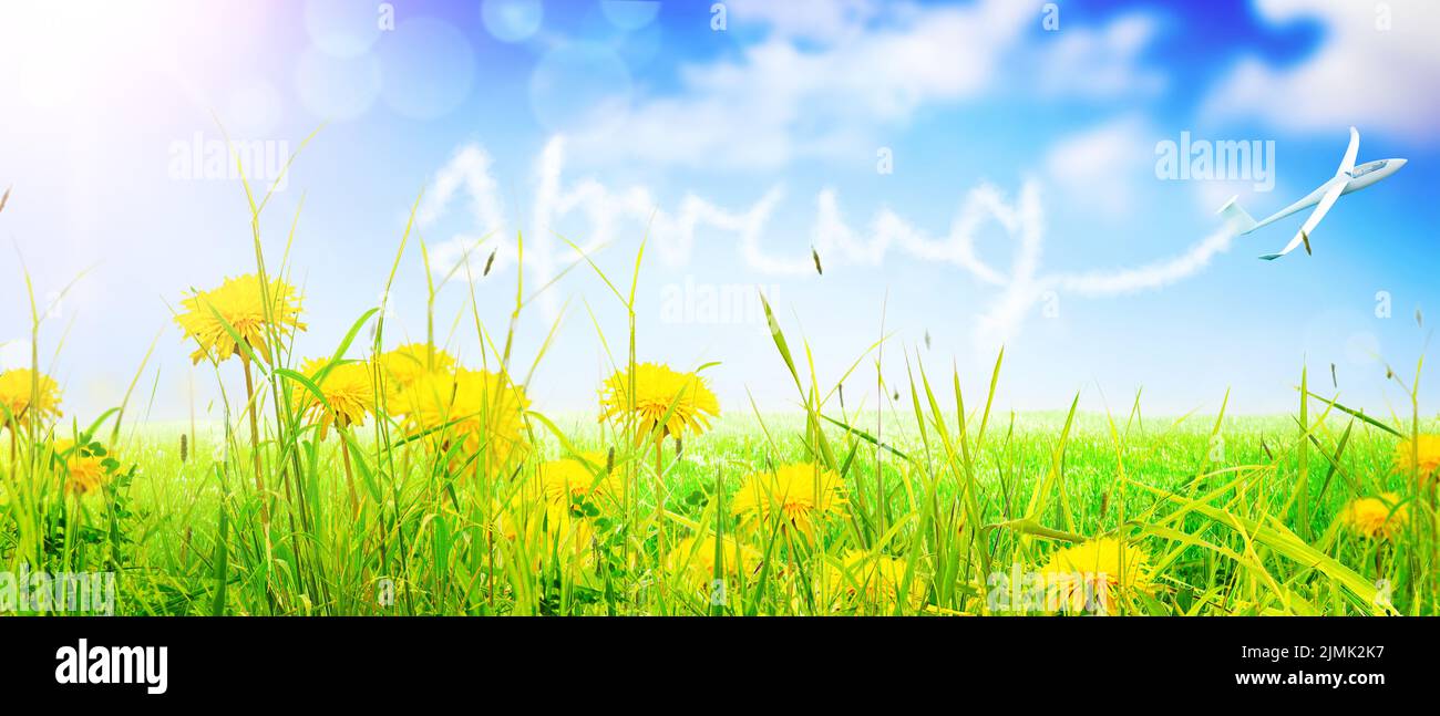 Frühlings- und Sommerpanorama mit Wort Frühling. Stockfoto