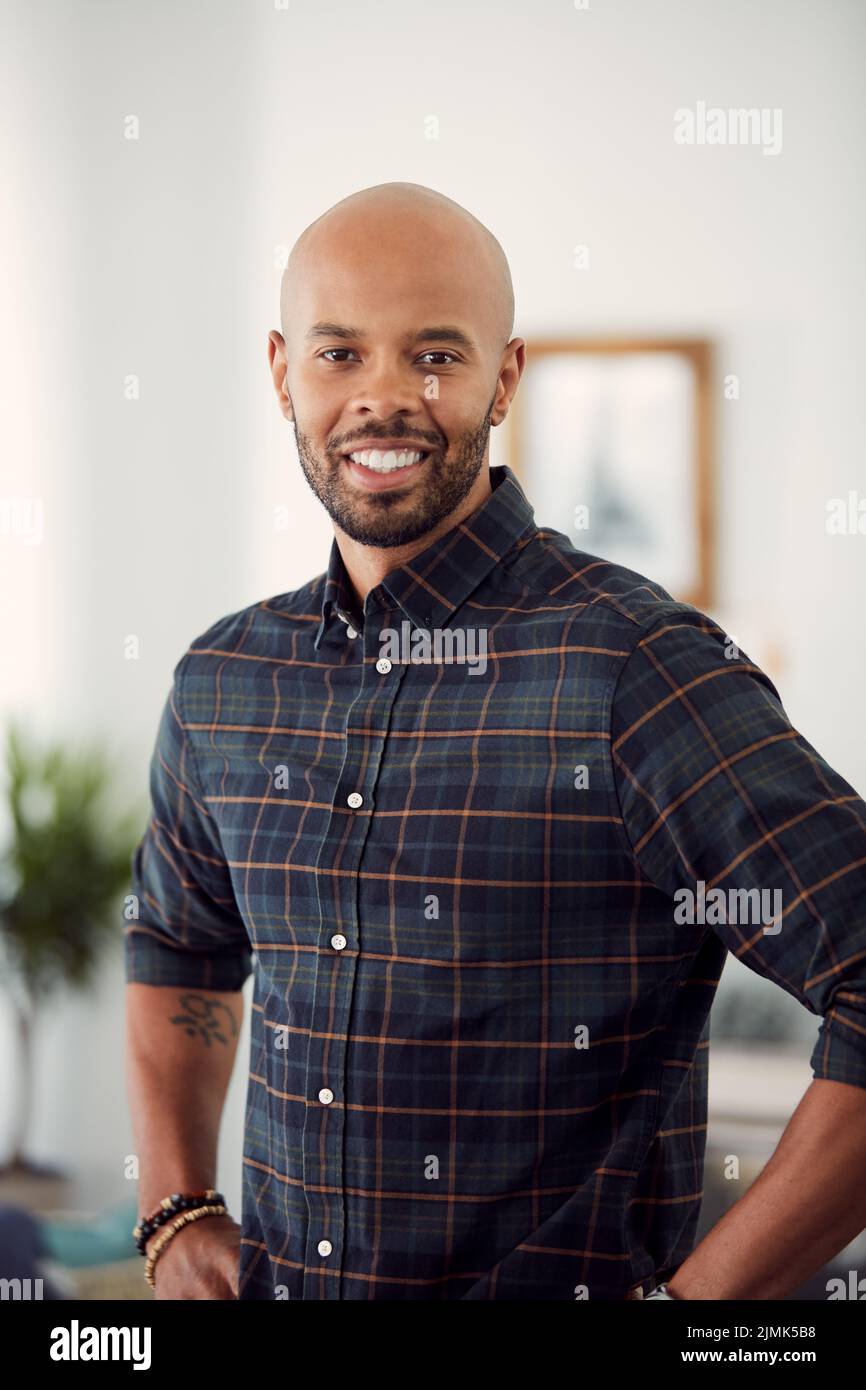 Hes ein selbstbewusster Mann. Ein hübscher junger Mann zu Hause. Stockfoto