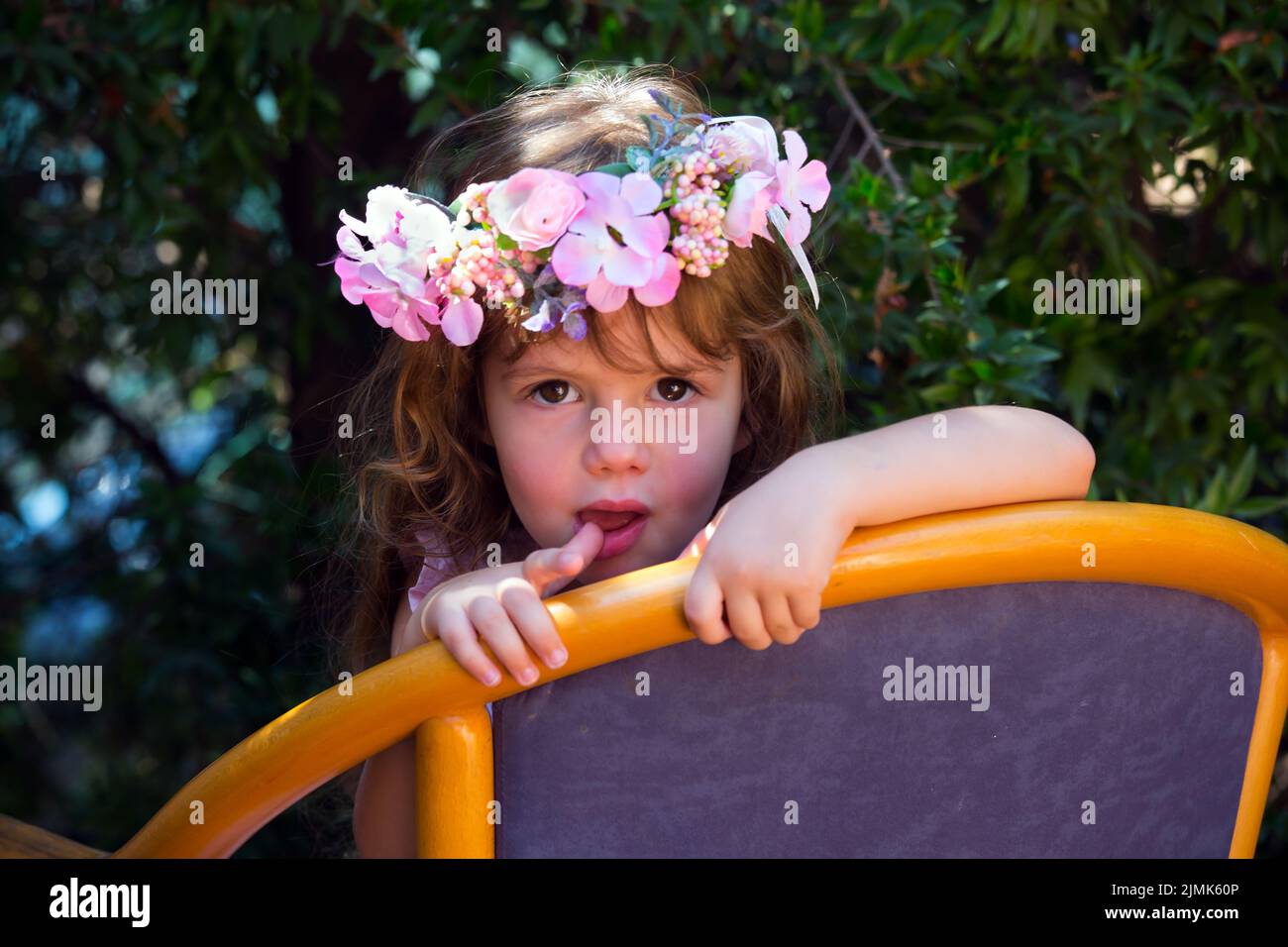 Mädchen und blumen -Fotos und -Bildmaterial in hoher Auflösung – Alamy