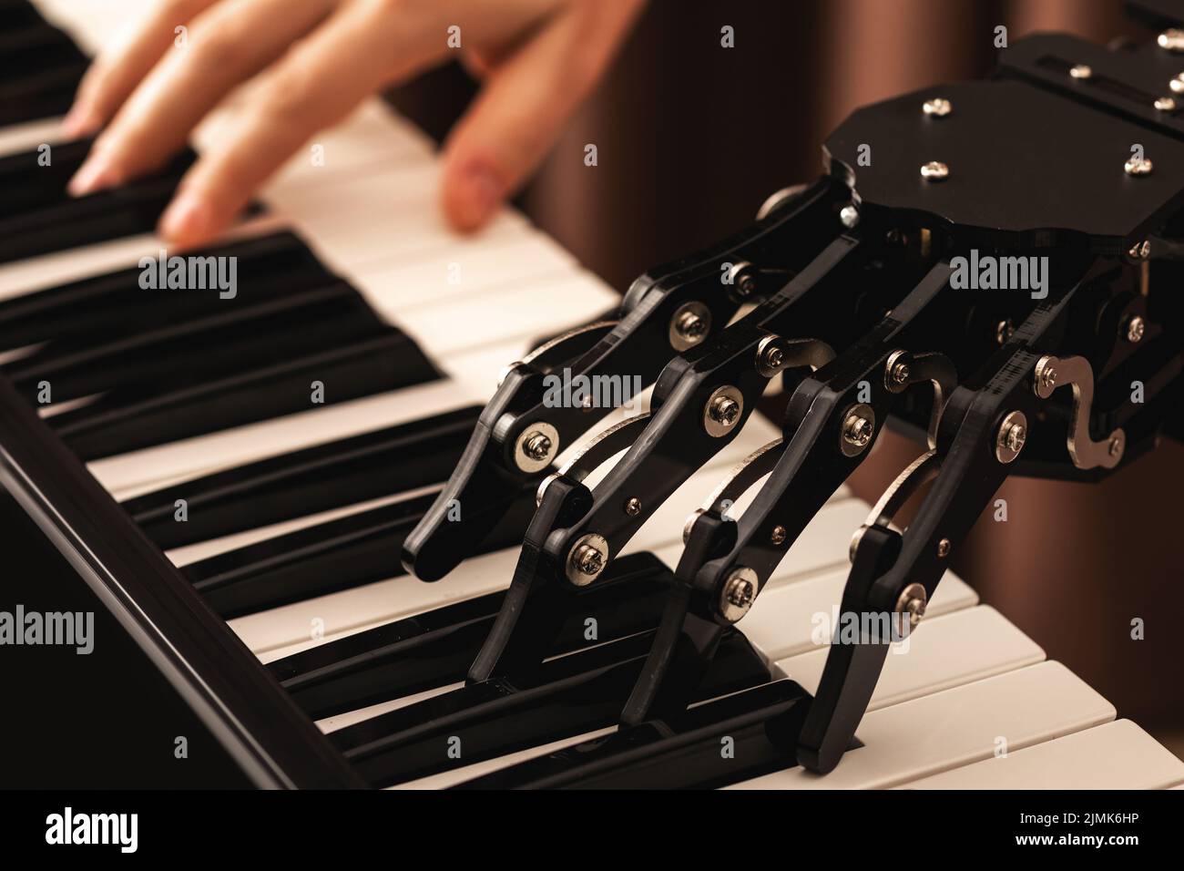 Mensch mit neuraler Handprothese beim Klavierspielen Stockfoto