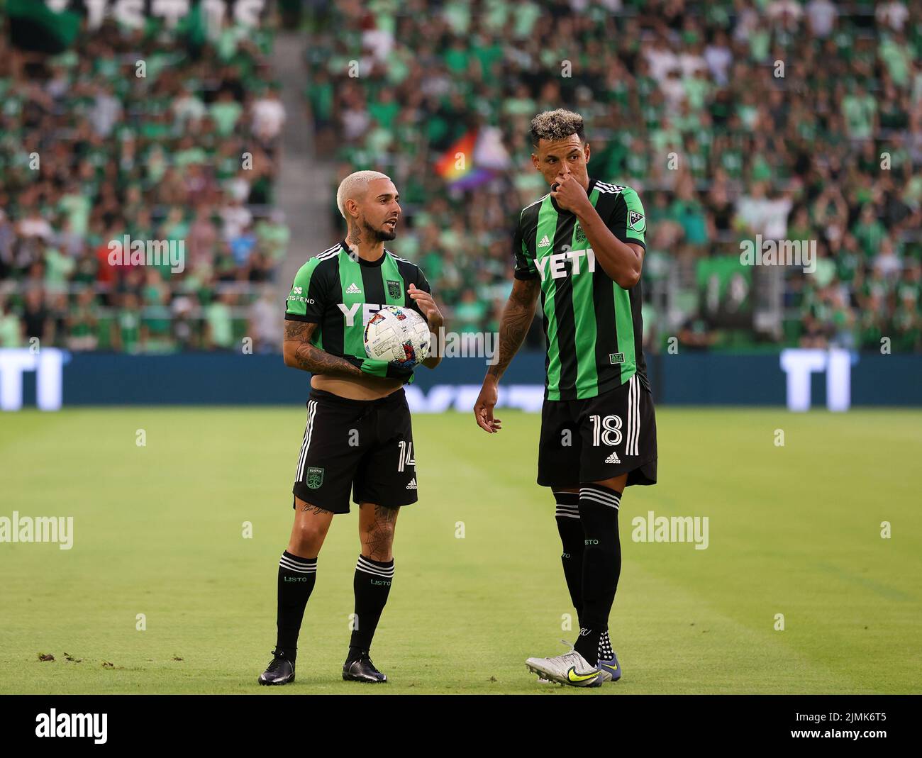 Austin, Texas, USA. 6. August 2022. Austin FC-Stürmer Diego FagÃºndez (14) spricht mit dem Verteidiger Julio Cascante (18) vor einem Freistoß während eines Major League Soccer Spiels gegen die Erdbeben in San Jose am 6. August 2022 in Austin, Texas. Das Spiel endete in einem Unentschieden von 3-3. (Bild: © Scott Coleman/ZUMA Press Wire) Stockfoto