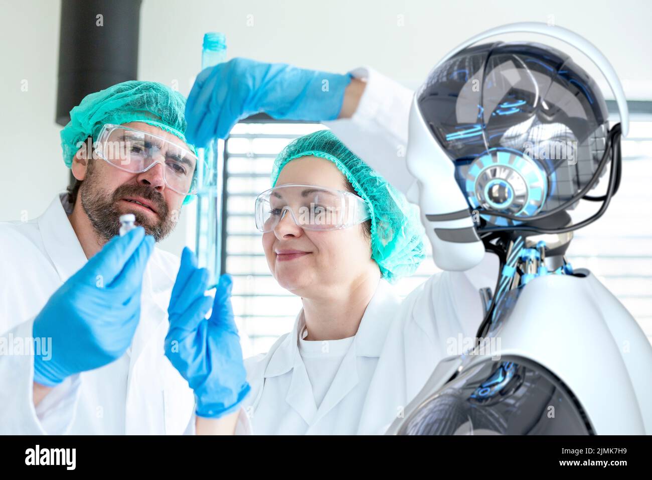 Wissenschaftler und humanoider Roboter analysieren mit den Reagenzgläsern Stockfoto