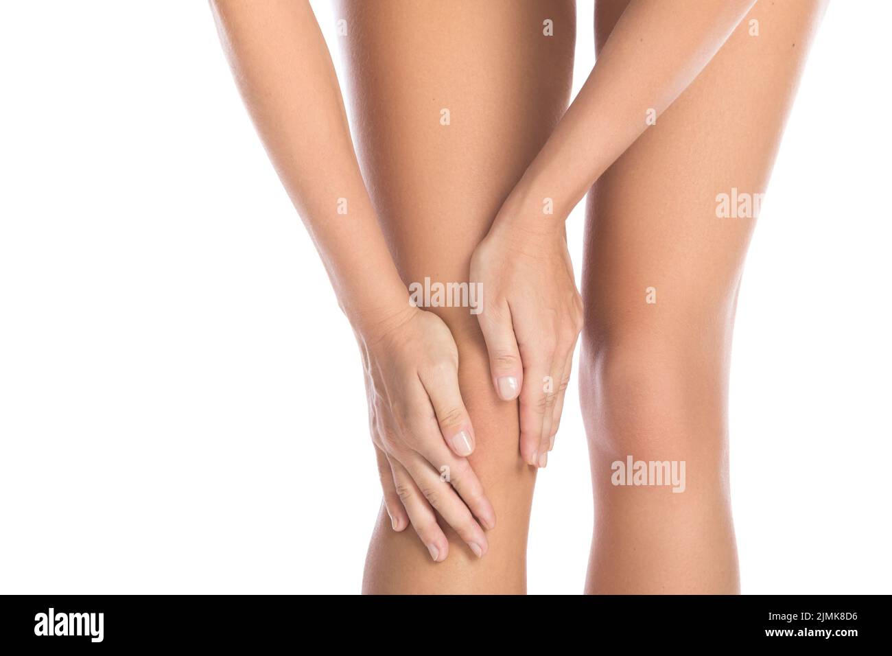 Frau mit Schmerzen im Knie vor weißem Hintergrund Stockfoto