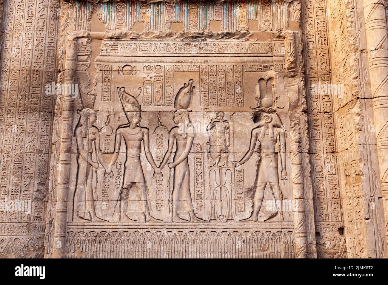 Wandrelief am Tempel von Khnum (der RAM-vorangeführte ägyptische Gott) in Esna. Stockfoto