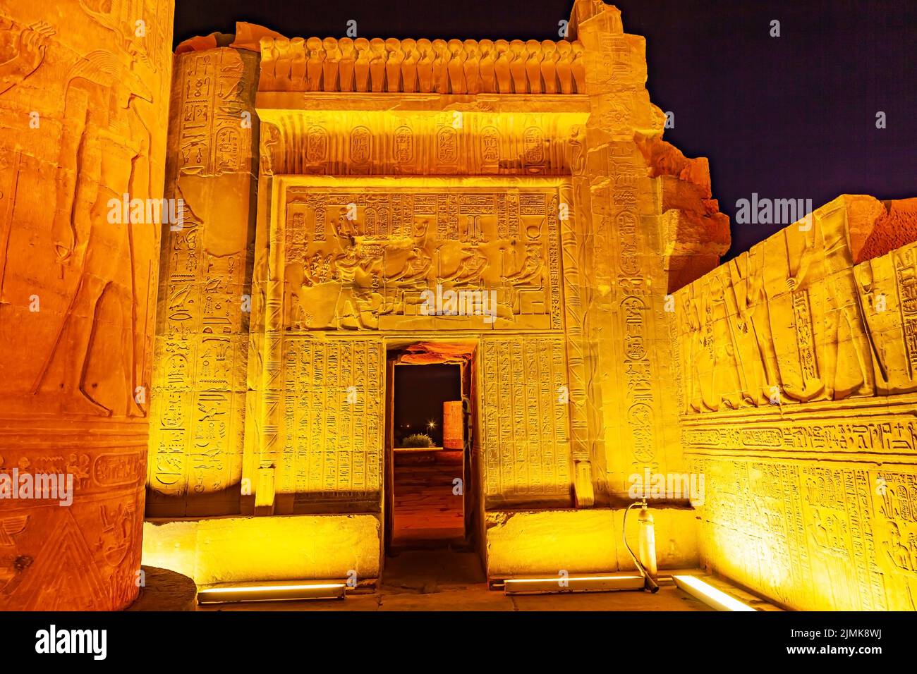 Relief und Hieroglyphe an der Wand im Tempel von Sobek und Horus in der Nacht. Stockfoto