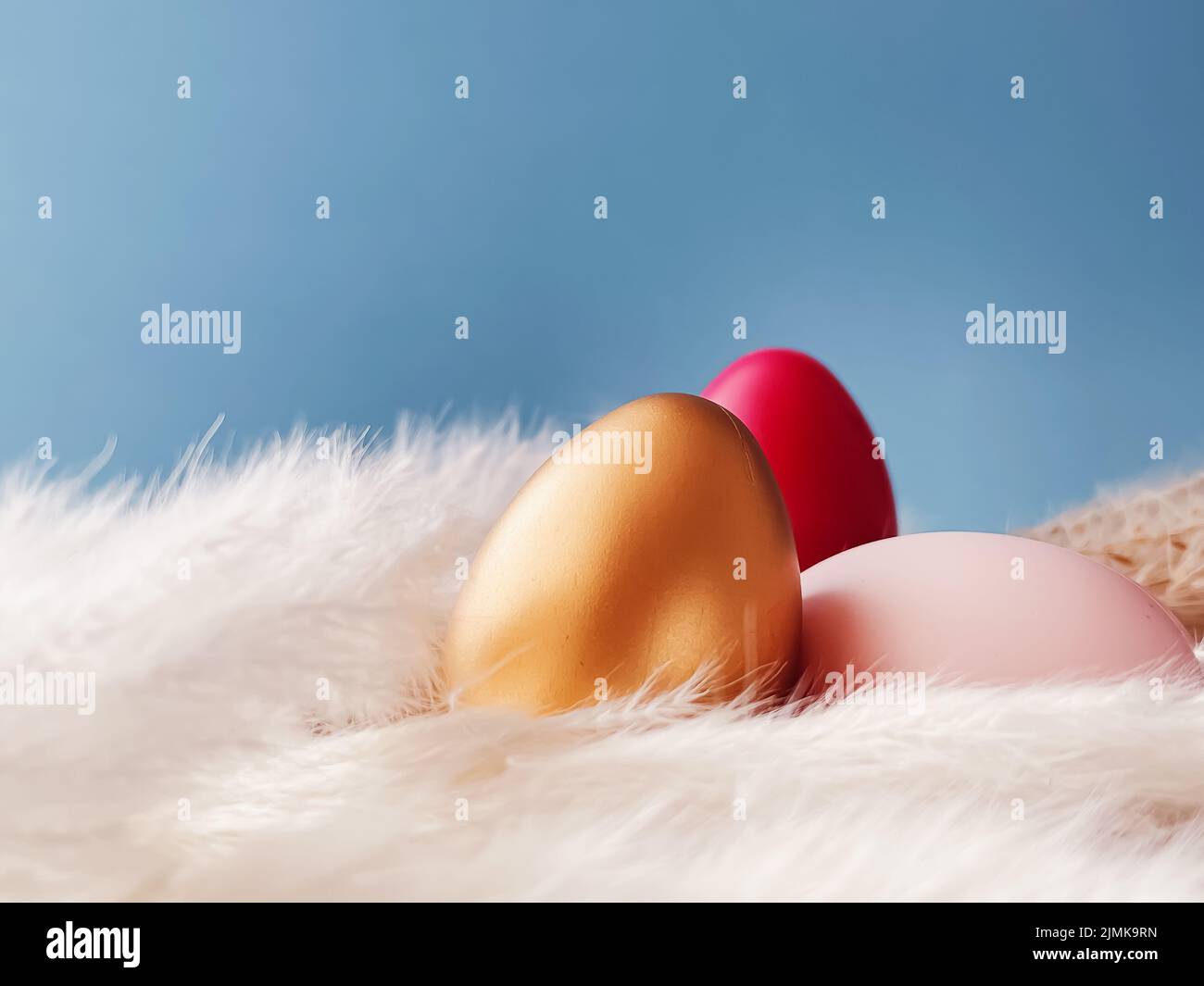 Frohe Ostern. Bunt bemalte ostereier auf blauem Hintergrund, christliche Religion und Feiertag Stockfoto