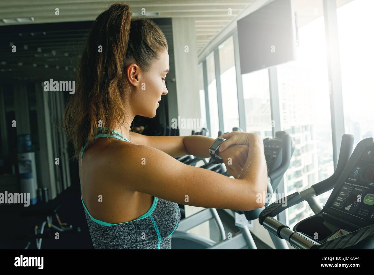 Die Frau verwendet während ihres Trainings eine Smart Watch Stockfoto