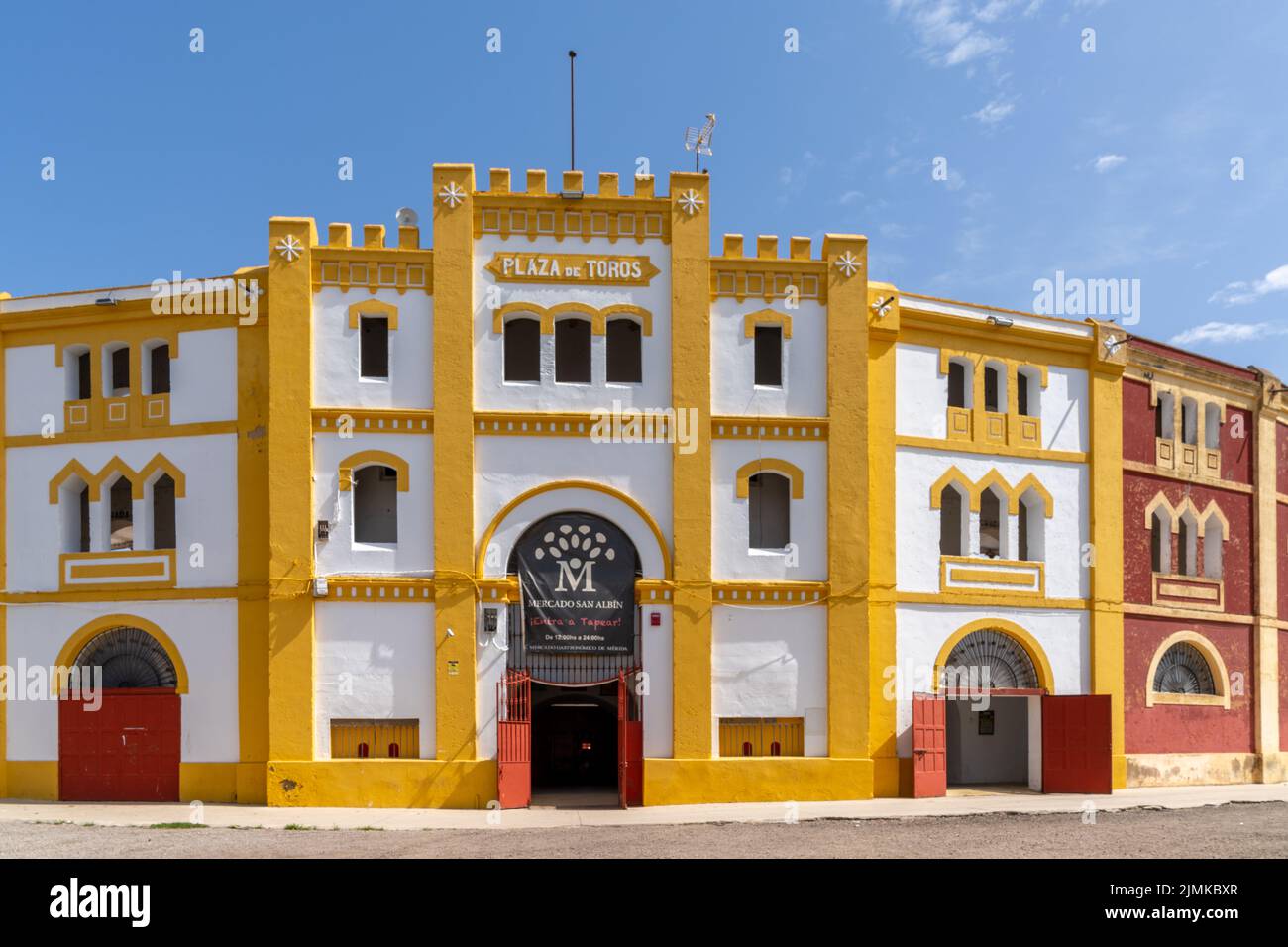 Blick auf die farbenfrohe und historische Stierkampfarena in Merida Stockfoto