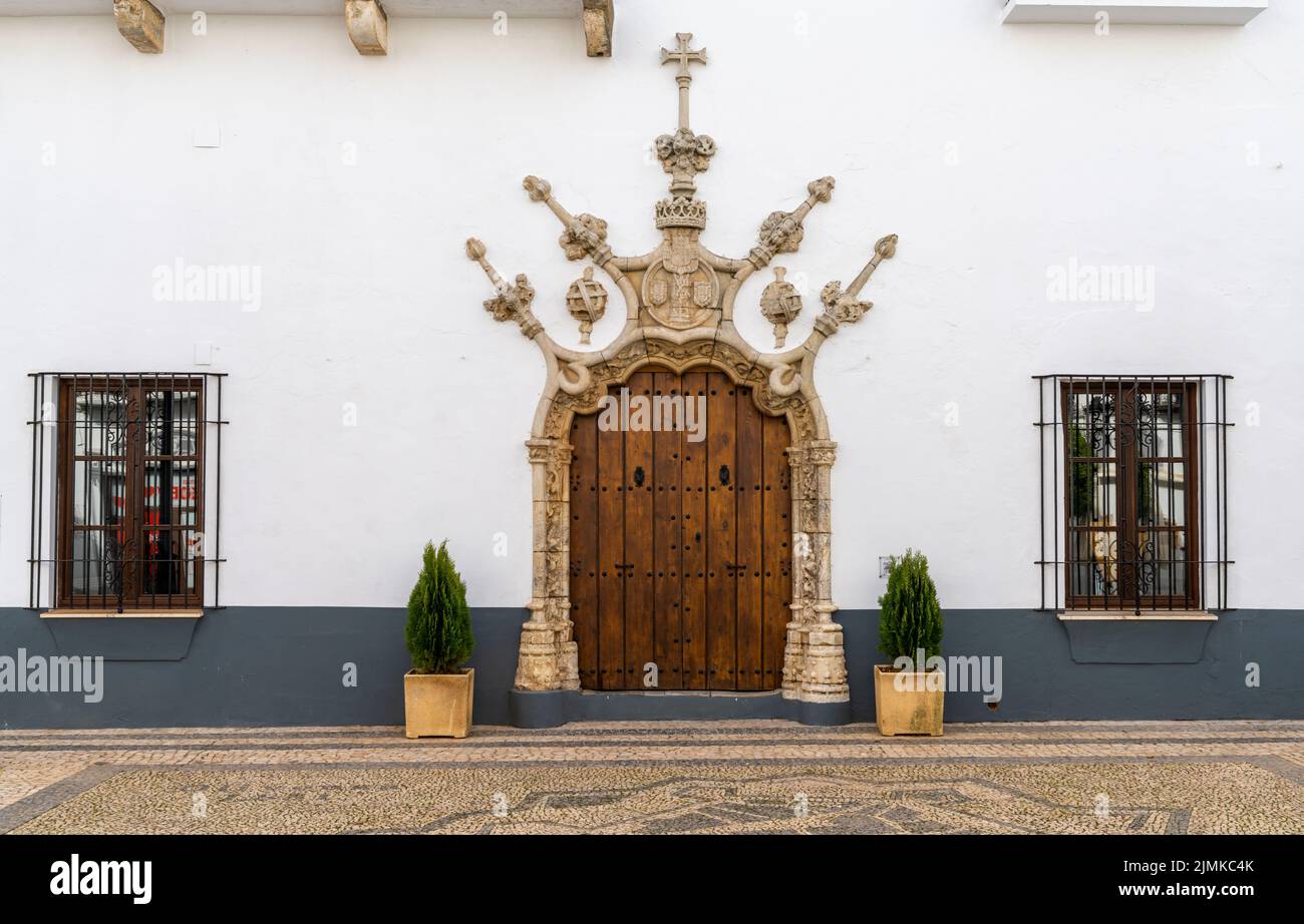 Das historische Rathaus in Olivenza mit seinem kunstvollen Steinbogen und seiner Tür Stockfoto