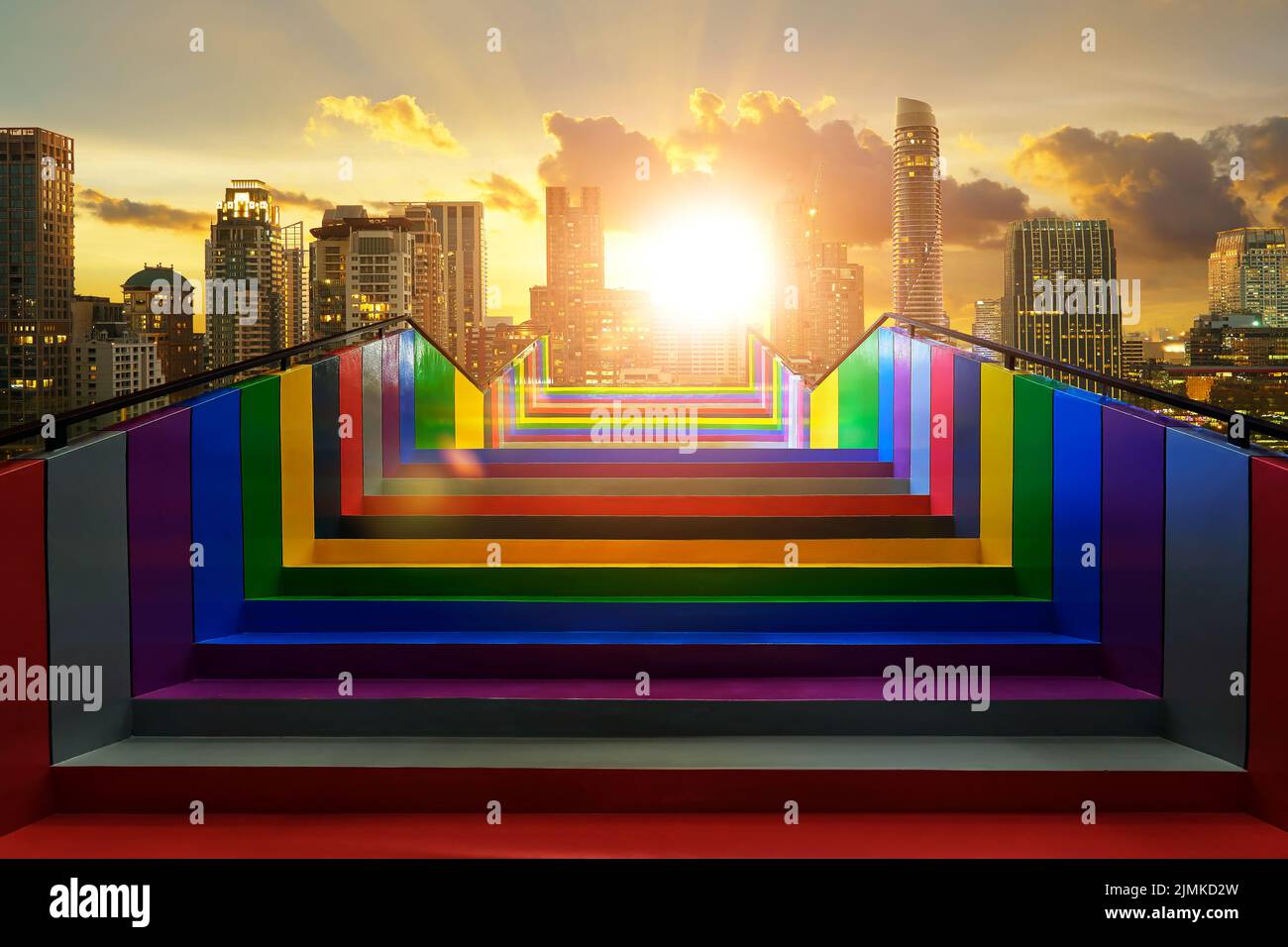 Bunte Treppe zur modernen Stadt Stockfoto