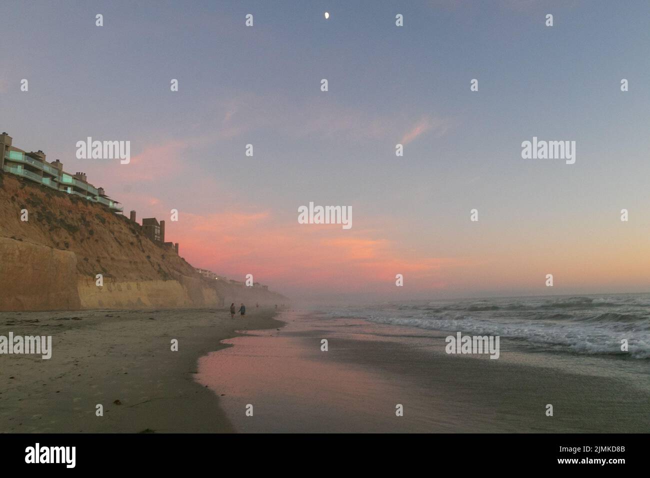 Solana Beach, Kalifornien. 7. August 2022. Der rosa und orange reflektierte den Sonnenuntergang an einem feuchten Tag in Solana, Kalifornien, am Samstag, dem 6.. August 2022 (Bildquelle: © Rishi Deka/ZUMA Press Wire) Stockfoto