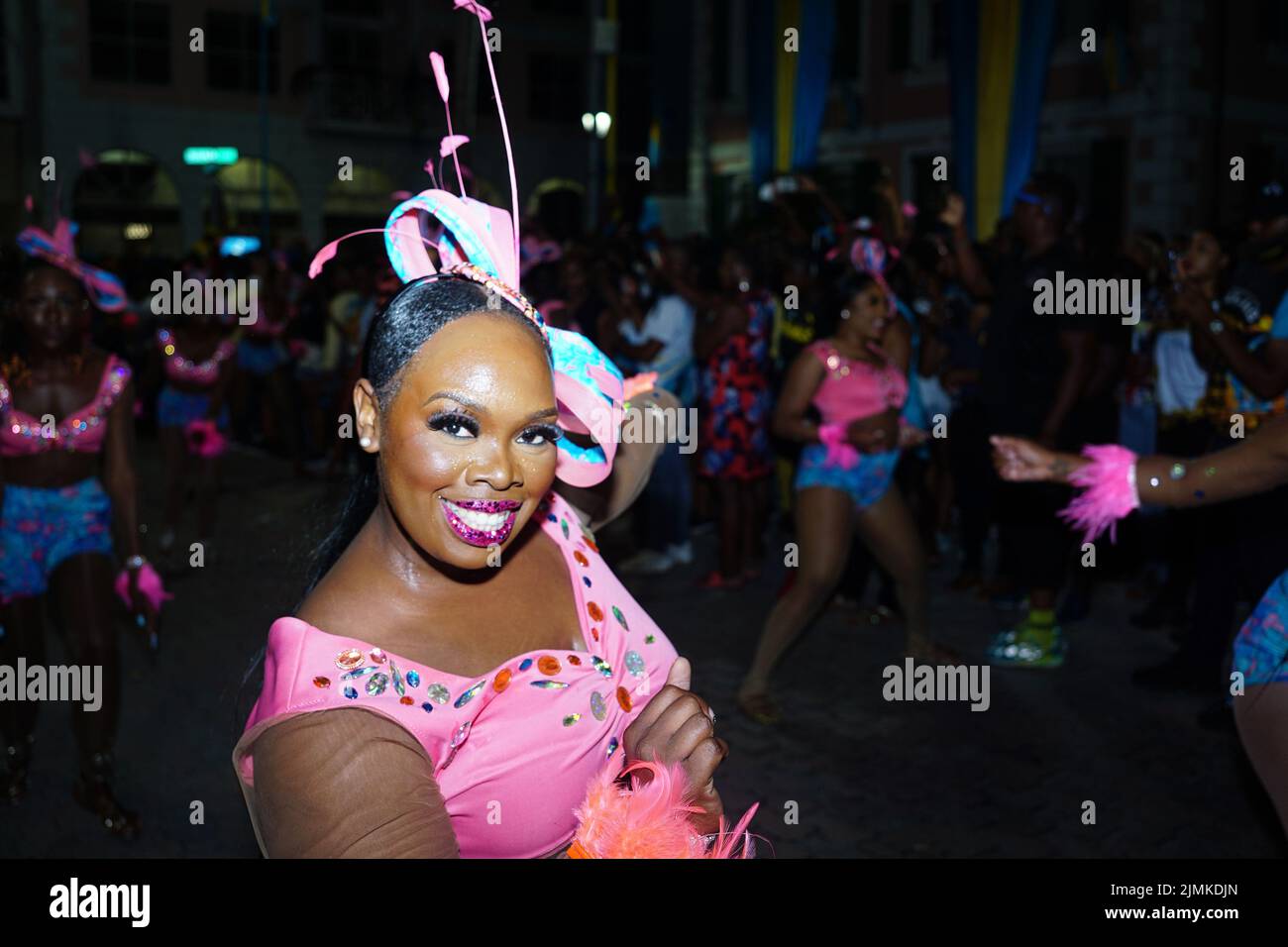 Frauen in rosa getanzt auf der Straße für Karneval junkanoo Stockfoto