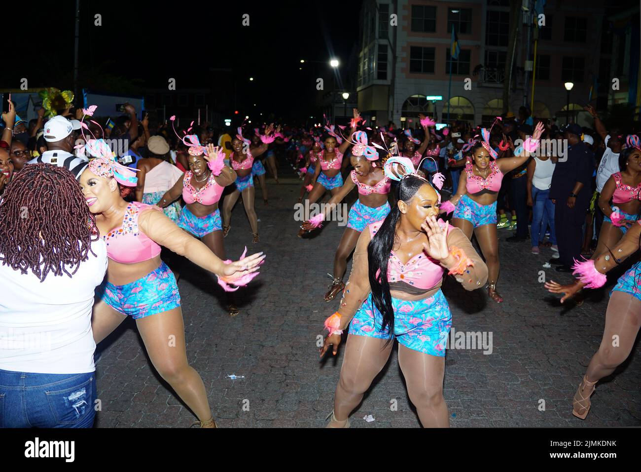 Frauen in rosa getanzt auf der Straße für Karneval junkanoo Stockfoto
