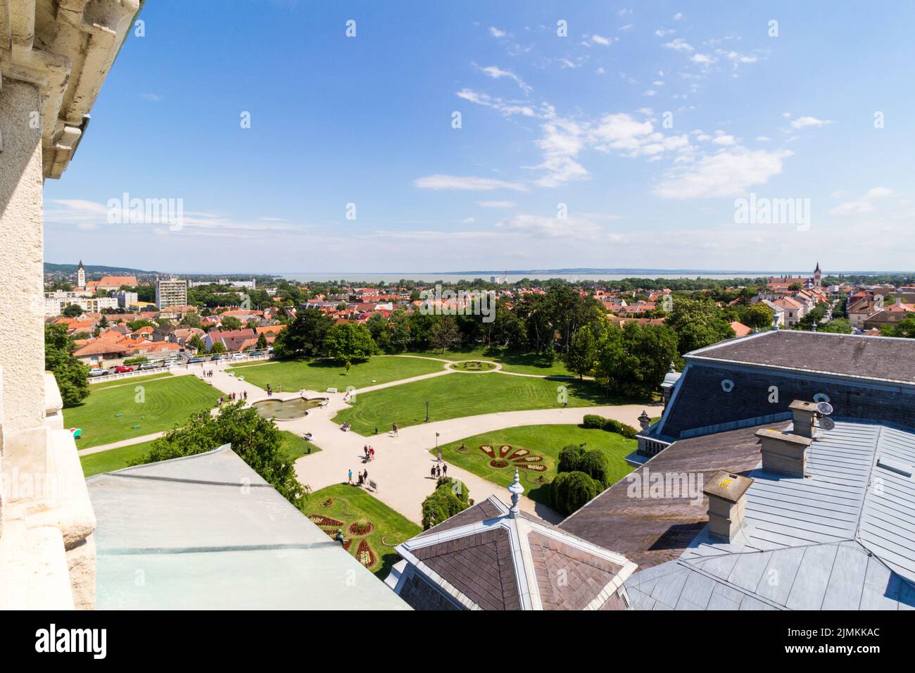 Blick auf die Stadt Keszthely vom Turm des Helikon Palace Museum (Festetics Palace), Keszthely, Ungarn Stockfoto