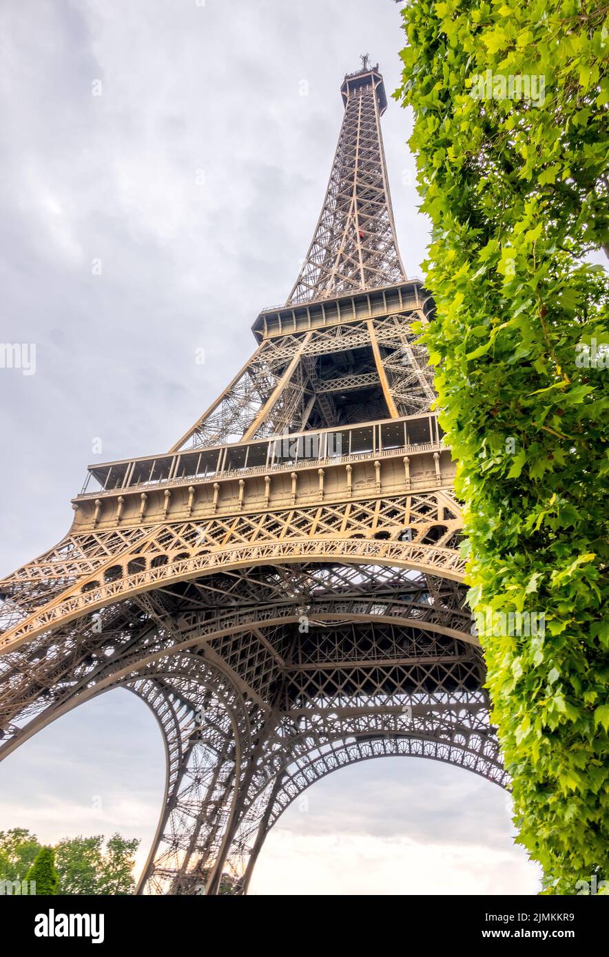 Blick von unten auf den Eiffelturm bei bewölktem Wetter Stockfoto