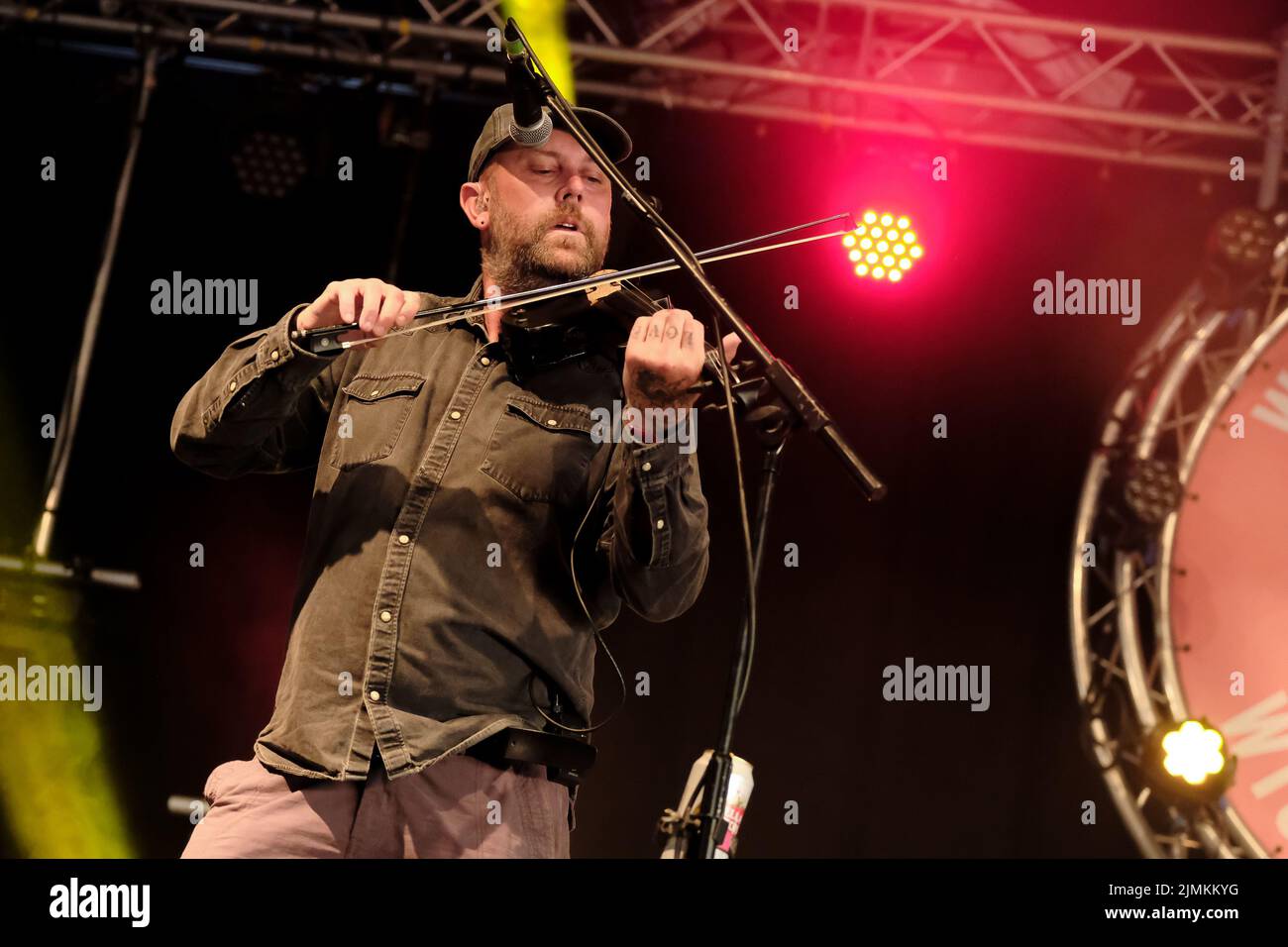 Dan Booth, Geiger und Geiger mit der britischen Folk-Band Ferocious Dog ...