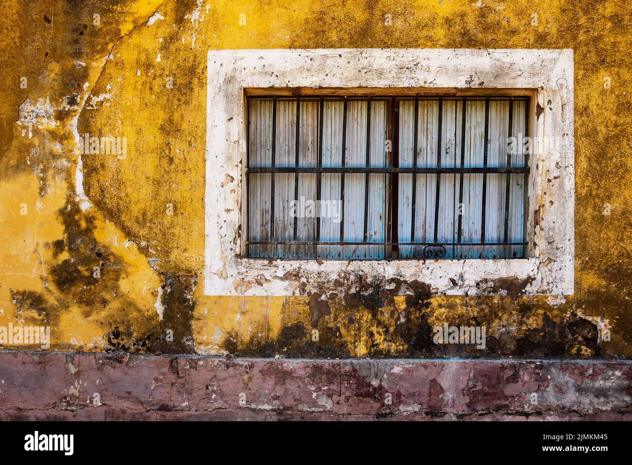 Altes Fenster und Wand eines bunten, grungigen Hauses Stockfoto Altes Fenster und Wand eines bunten, grungigen Hauses Stockfoto