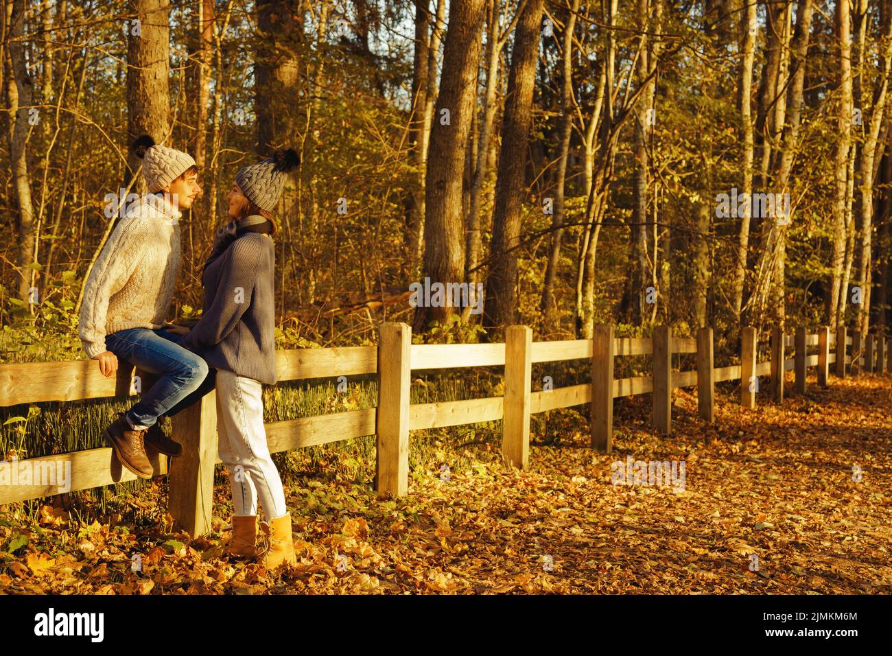 Junges Paar im Park am sonnigen Herbsttag Stockfoto