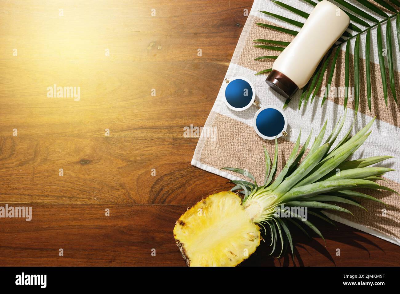 Flache Lay von verschiedenen Artikeln für Strandurlaub Stockfoto