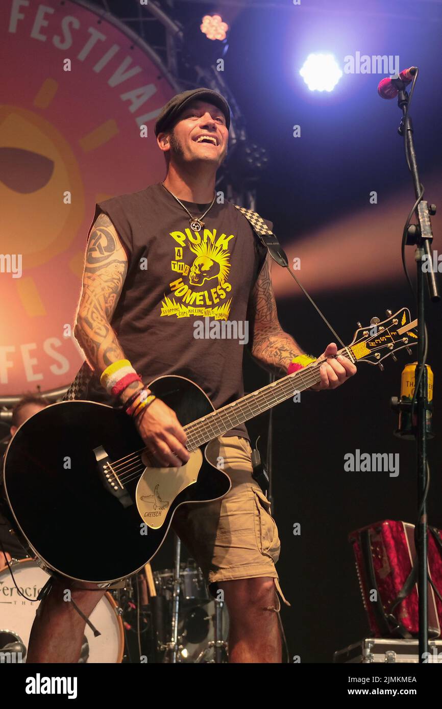 Ken Bonsall, Leadsänger und Gitarrist der britischen Folk-Band Ferocious Dog, hat live auf der Bühne des Wickham Festivals gespielt. Ferocious Dog ist eine sechsköpfige Band, die sich in einer lebendigen Ader von keltisch-folkloristischem Punk-Rock beschäftigt und sich zwischen Billy Bragg und The Levelers bequem einpendeln lässt. Die Band hat Headlinern-Touren durch Großbritannien und Europa, in Kenia und Dubai aufgetreten, Festivals wie Bearded Theory, Alchemy, Deerstock, Farmer Phil's Festival, Splendor, Tiefland (Niederlande), Glastonbury Festival und schöne Tage unter vielen anderen. (Foto von Dawn Fletcher-Park/SOPA Images/Sipa USA) Stockfoto