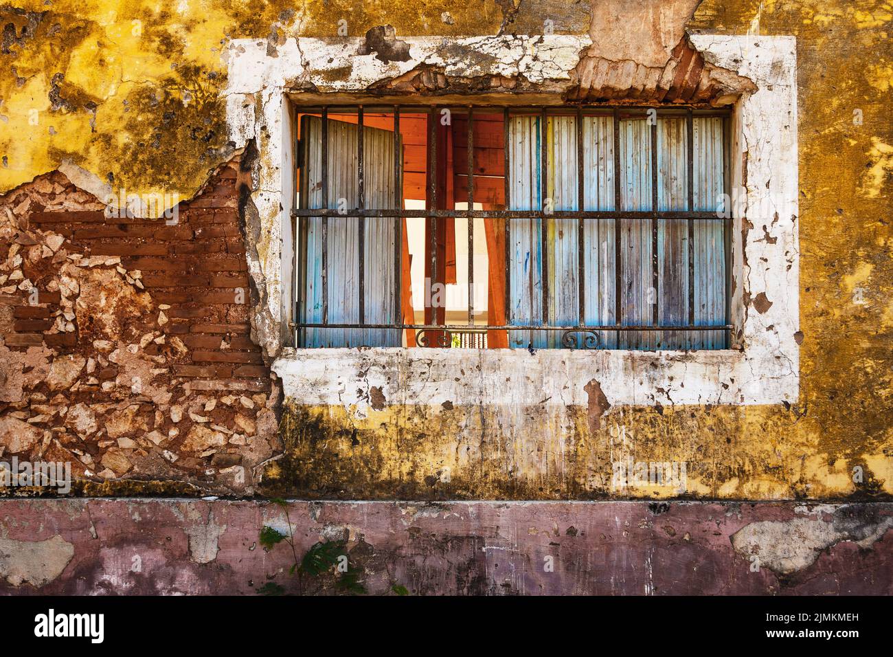 Altes Fenster und Wand eines bunten, grungigen Hauses Stockfoto Altes Fenster und Wand eines bunten, grungigen Hauses Stockfoto