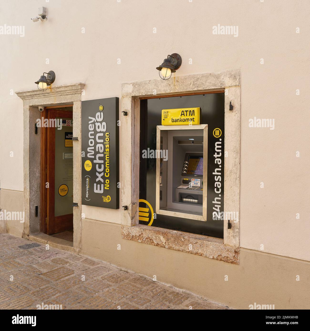 Geldautomat und Wechselstube für Touristen in der Altstadt von Krk in Kroatien Stockfoto