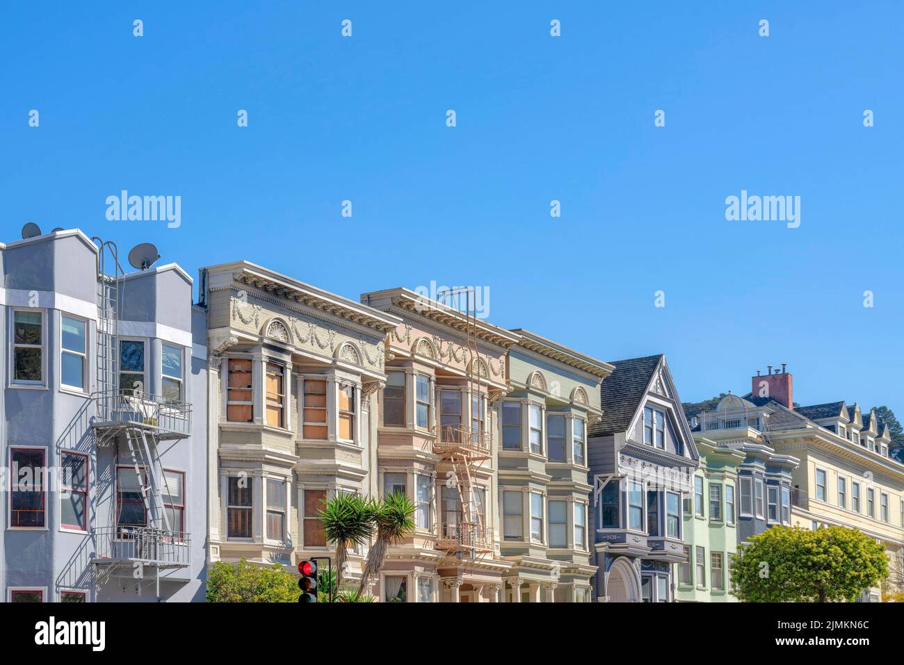 Stadthäuser Nachbarschaft außen mit Blick auf Ampeln und Bäume an der Vorderseite. Nachbarschaft in San Francisco, Kalifornien mit Bogenfenstern und Stockfoto