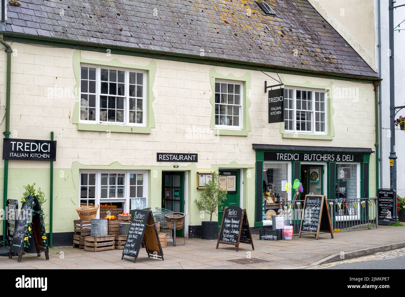 Beaumaris, UK- 8. Juli 2022: Die Front von Tredici Itarian Kitchen, Butchers and Deli in Beaumaris auf der Insel Anglesey Wales Stockfoto