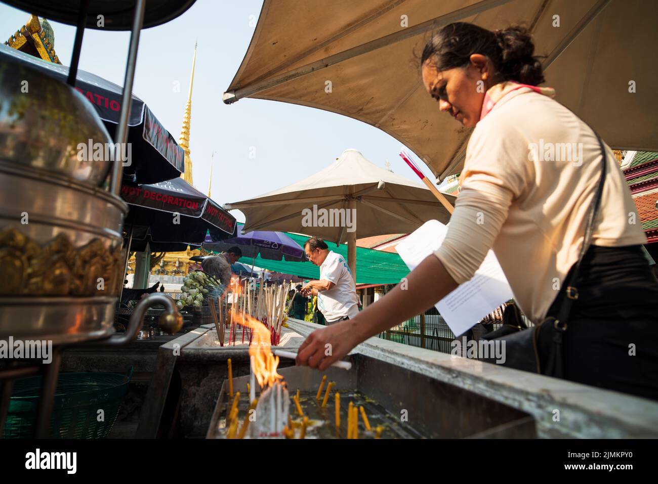 Berühmter königlicher großer Palast in Bangkok. Touristen, die den Tempel besuchen. Stockfoto