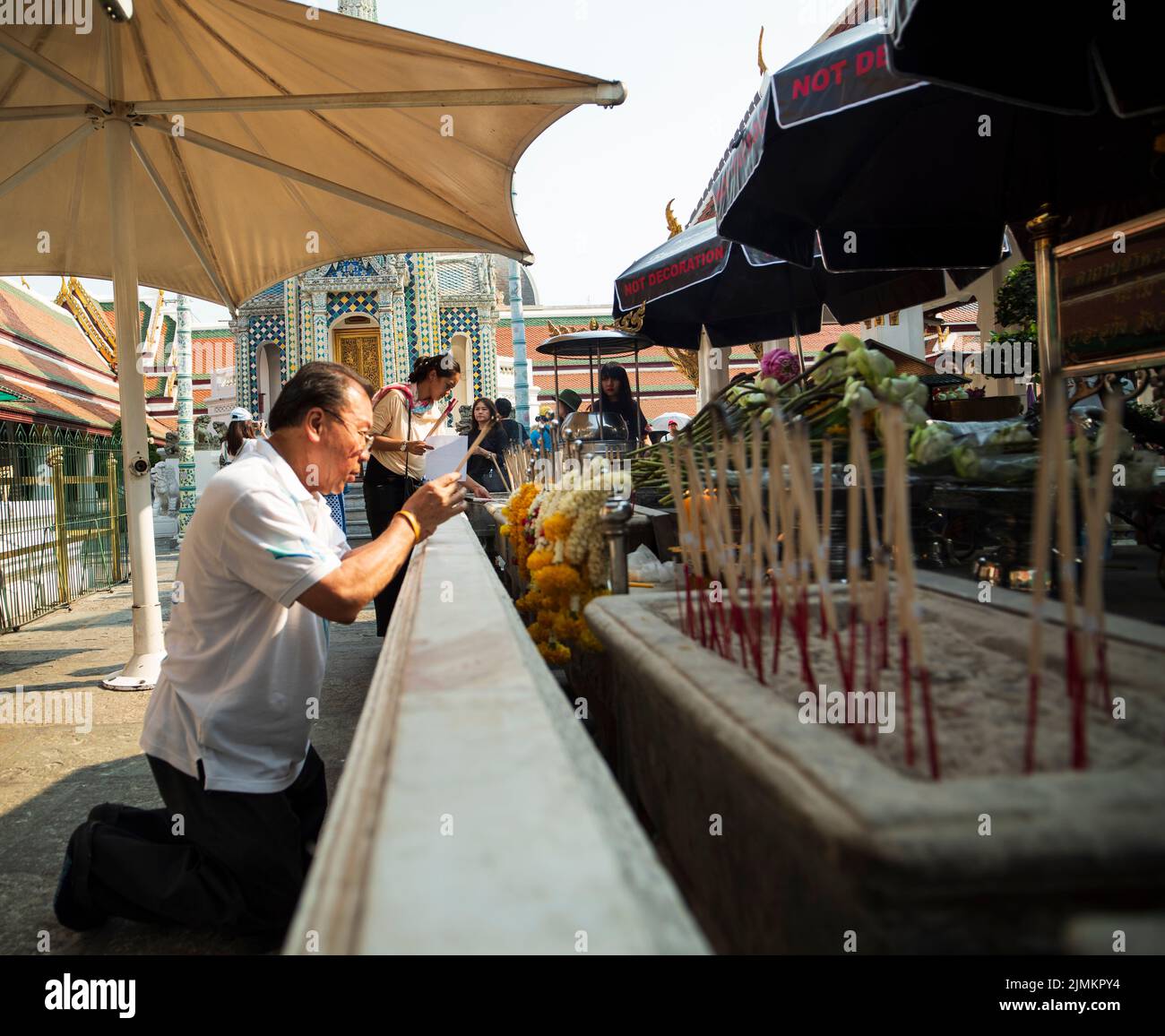 Berühmter königlicher großer Palast in Bangkok. Touristen, die den Tempel besuchen. Stockfoto