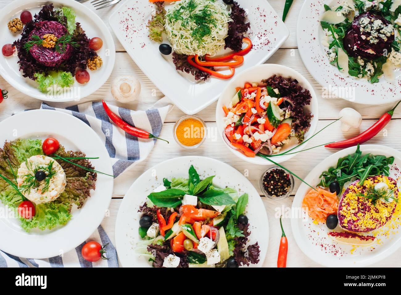 Festlicher Banketttisch Gemüsesalate Sortiment Stockfoto