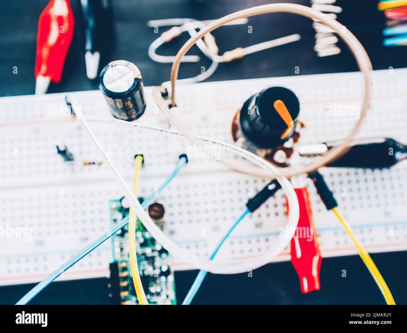 Elektronische Erfindung Brotboard bunte Drähte Stockfoto