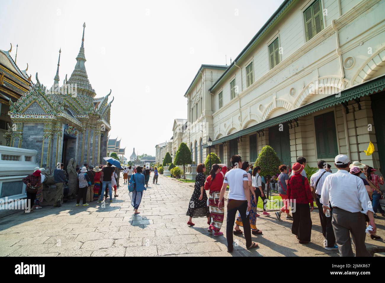 Berühmter königlicher großer Palast in Bangkok. Touristen, die den Tempel besuchen. Stockfoto