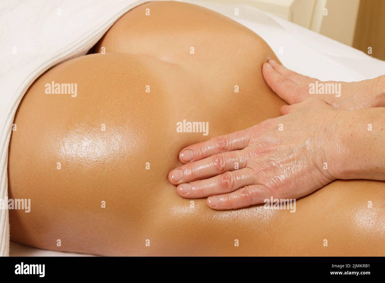 Spa und Wellness. Professionelle Anti-Cellulite-Massagebehandlung. Stockfoto