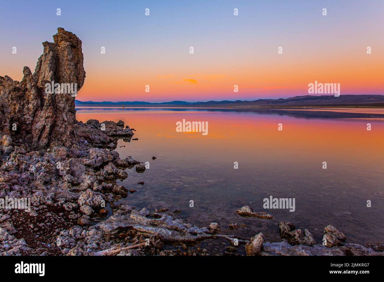 Zauberhafter Sonnenuntergang am See Stockfoto