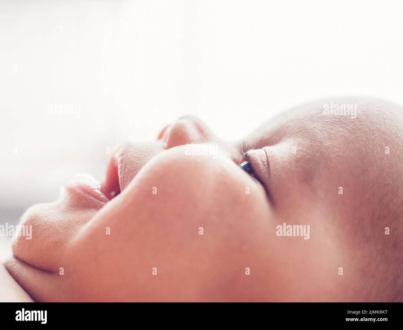Erstes Lächeln glücklich Kindheit Unschuld neugeborenes Baby Stockfoto