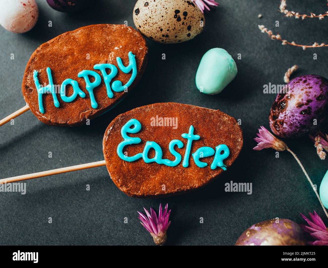 Happy easter Cake knallt Schriftzug bemalten Eiern Stockfoto