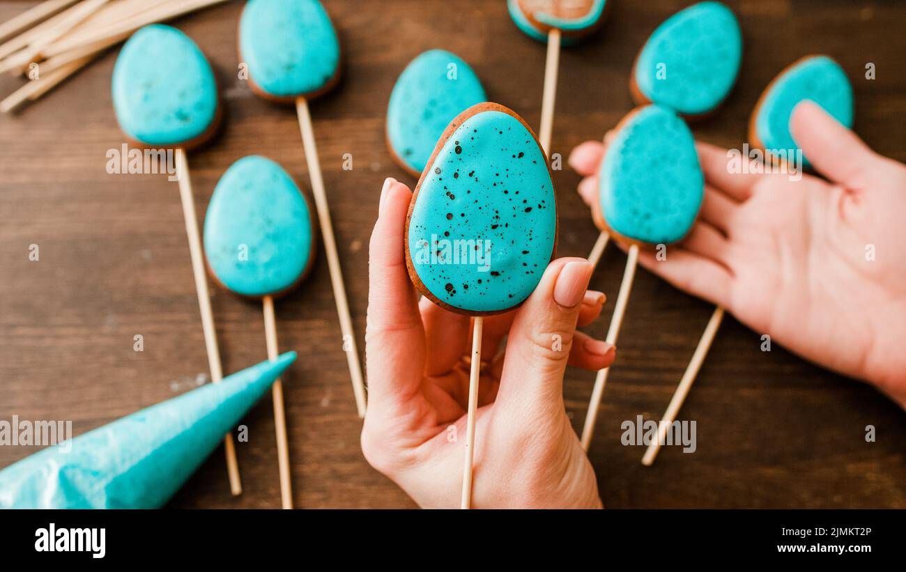 ostern behandelt Frau türkis Puderei Kekse Stockfoto