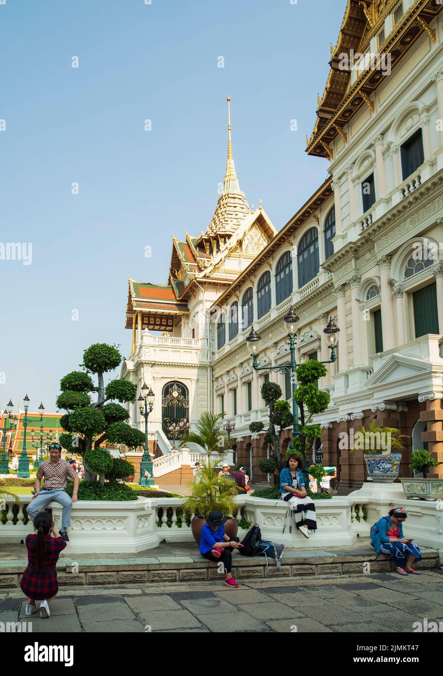 Berühmter königlicher großer Palast in Bangkok. Touristen, die den Tempel besuchen. Stockfoto