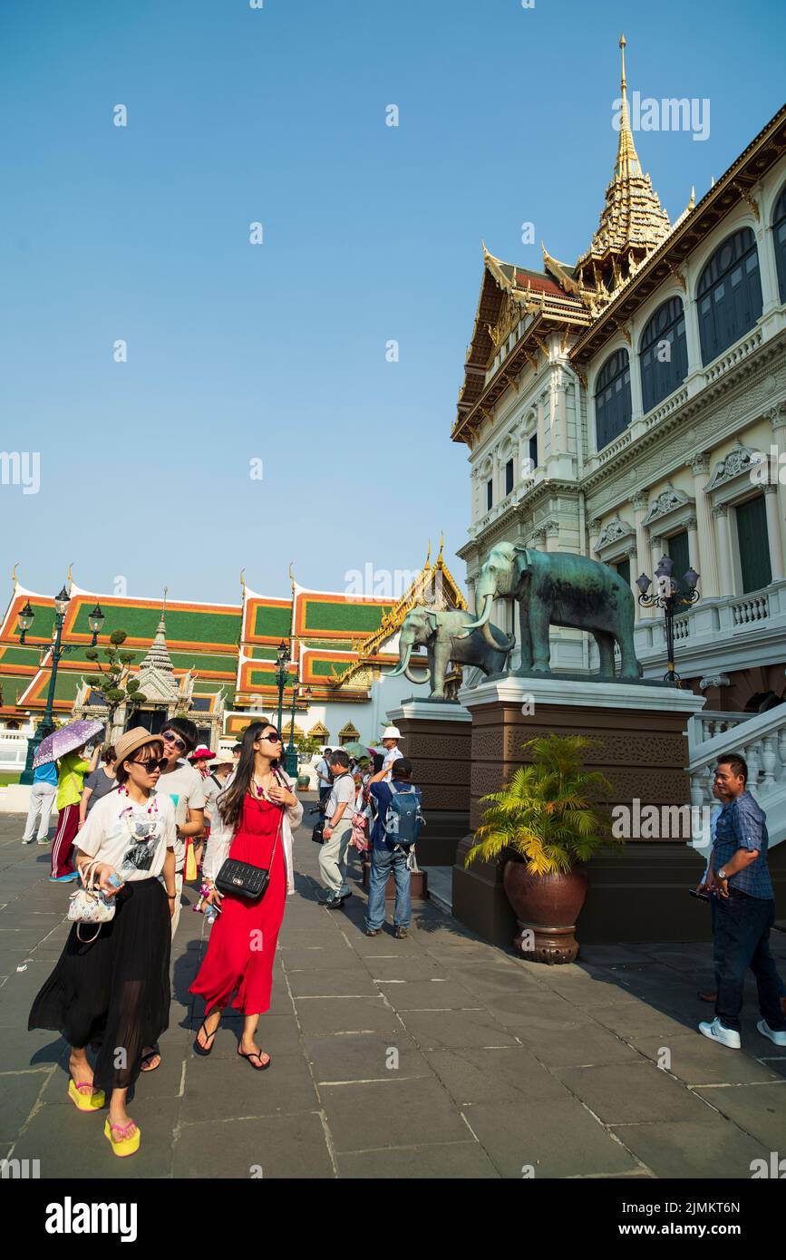 Berühmter königlicher großer Palast in Bangkok. Touristen, die den Tempel besuchen. Stockfoto