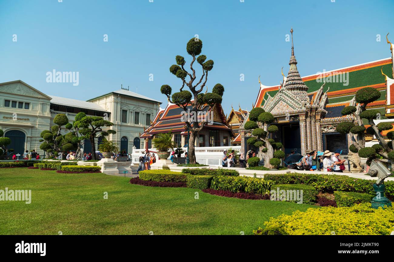 Berühmter königlicher großer Palast in Bangkok. Touristen, die den Tempel besuchen. Stockfoto