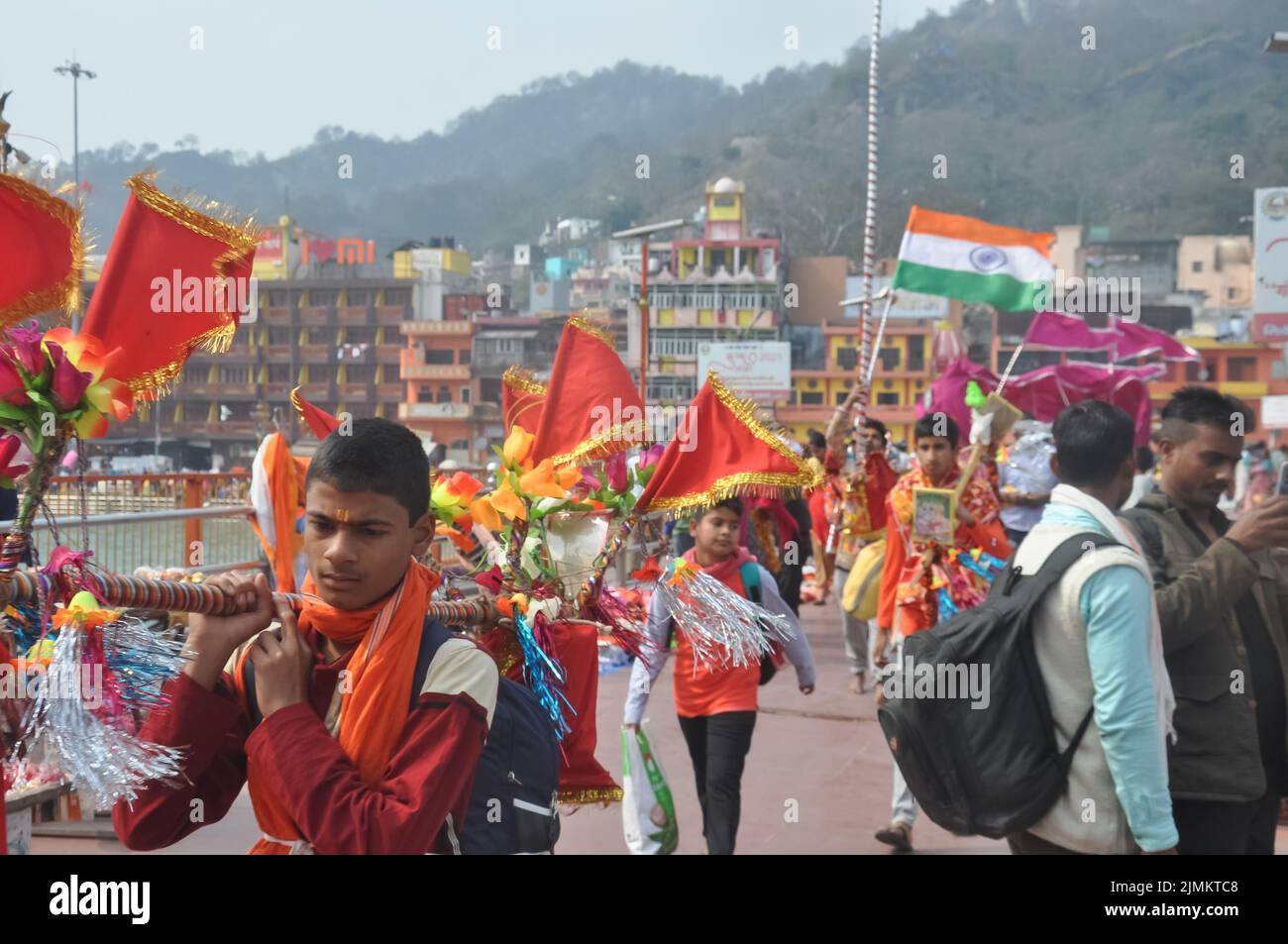 Haridwar, Uttarakhand, Indien - 02 25 2022: Maha Shivratri - Menschen, die Kavad oder Kanwar (kanvar) Yatra besuchen, die jährliche Pilgerreise von Lord Shivas Anhängern ist. Stockfoto
