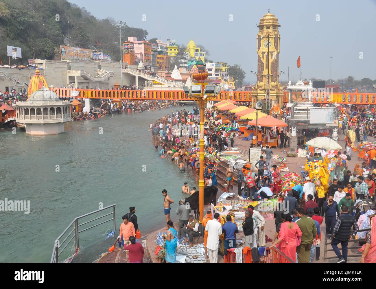Haridwar, Uttarakhand, Indien - 02 25 2022: Menschen, die während Maha Shivratri und Kanwar Yatra im heiligen Fluss Ganga in Har Ki Pauri Ghat baden. Stockfoto