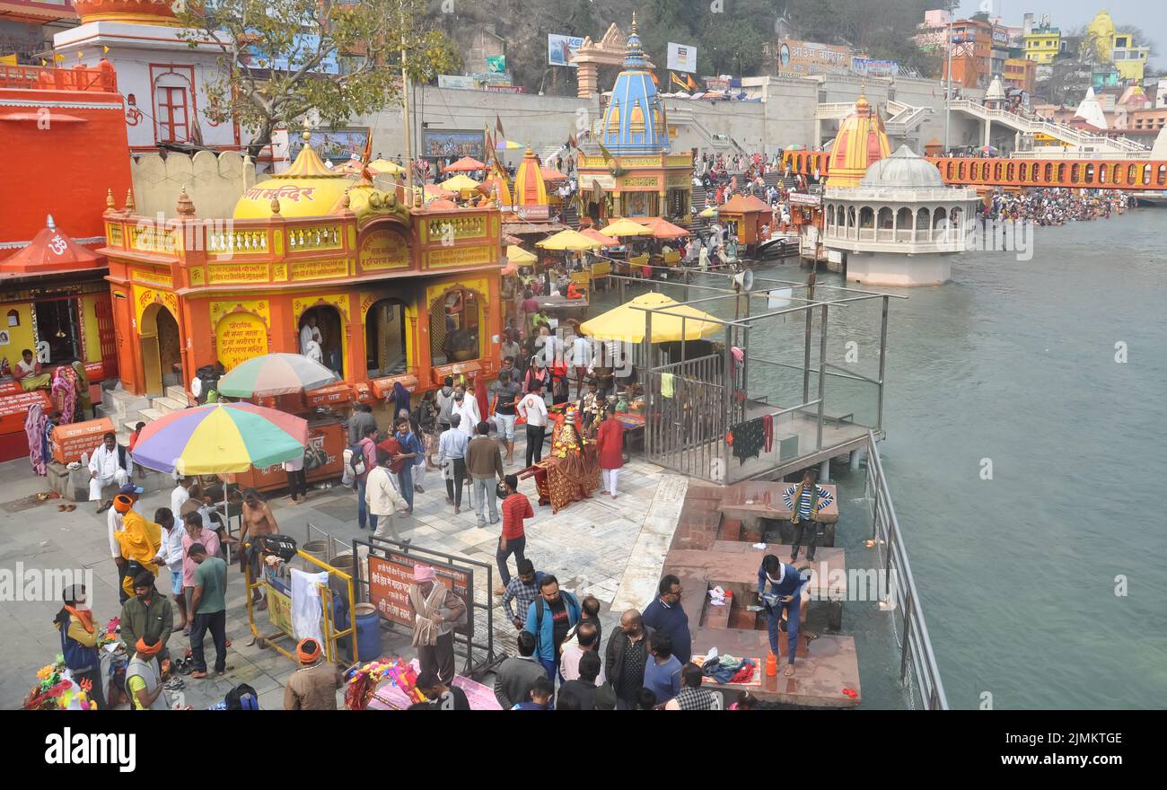 Haridwar, Uttarakhand, Indien - 02 25 2022: Wunderschöne Aussicht auf den Ganga Ghat Tempel in Har Ki Pauri Stockfoto