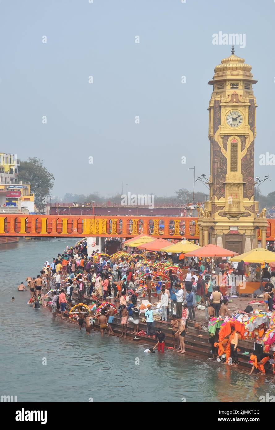 Haridwar, Uttarakhand, Indien - 02 25 2022: Menschen, die während Maha Shivratri und Kanwar Yatra im heiligen Fluss Ganga in Har Ki Pauri Ghat baden. Stockfoto