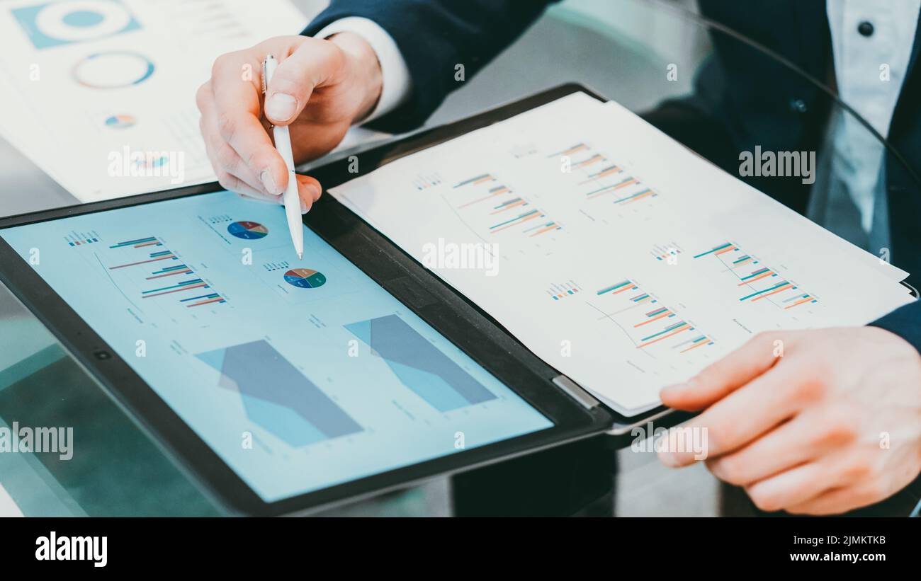 Der Leiter des Projektmanagementteams berichtet über Statistiken Stockfoto