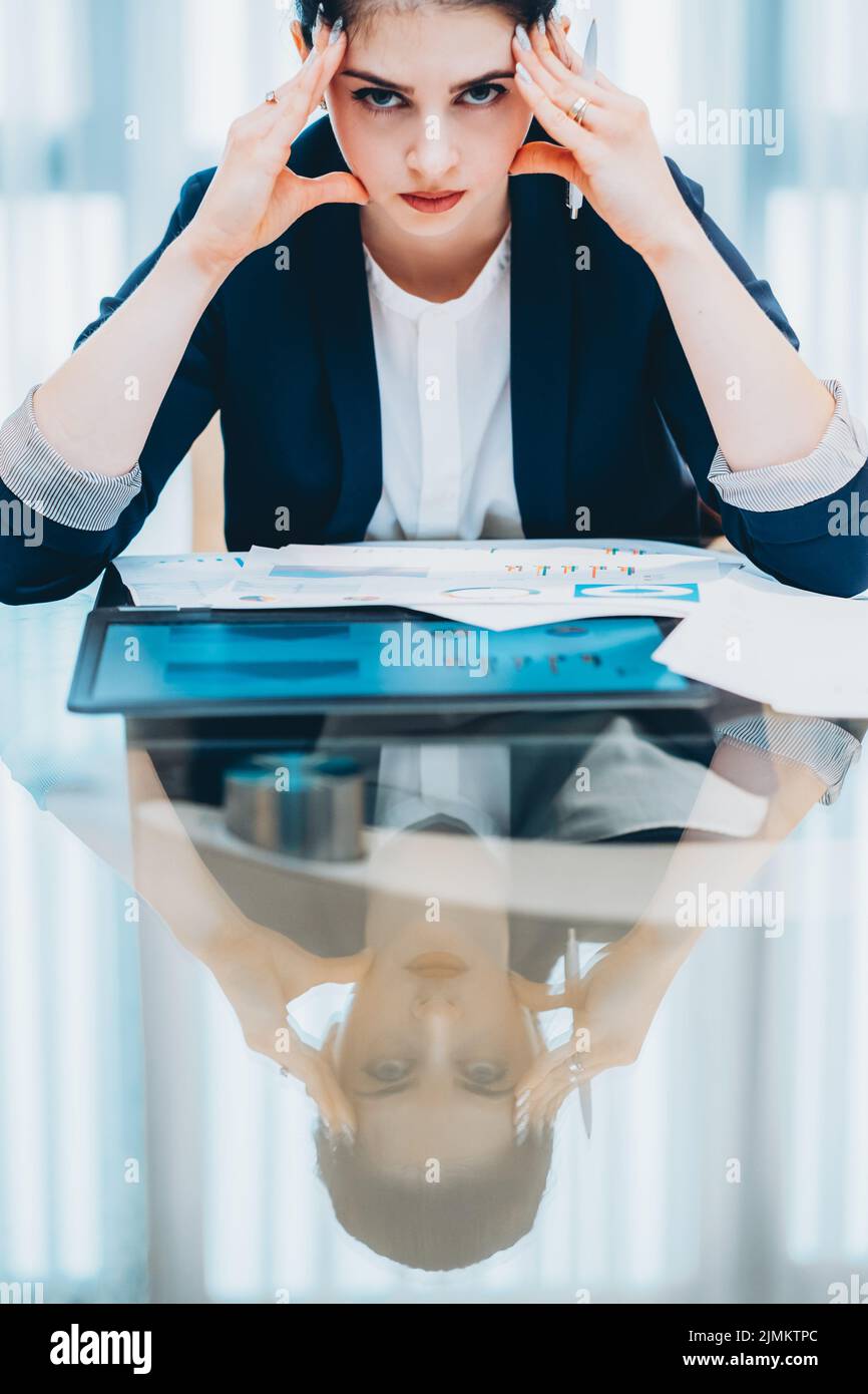 Starke Geschäftsfrau besorgte weibliche Führerin Stockfoto