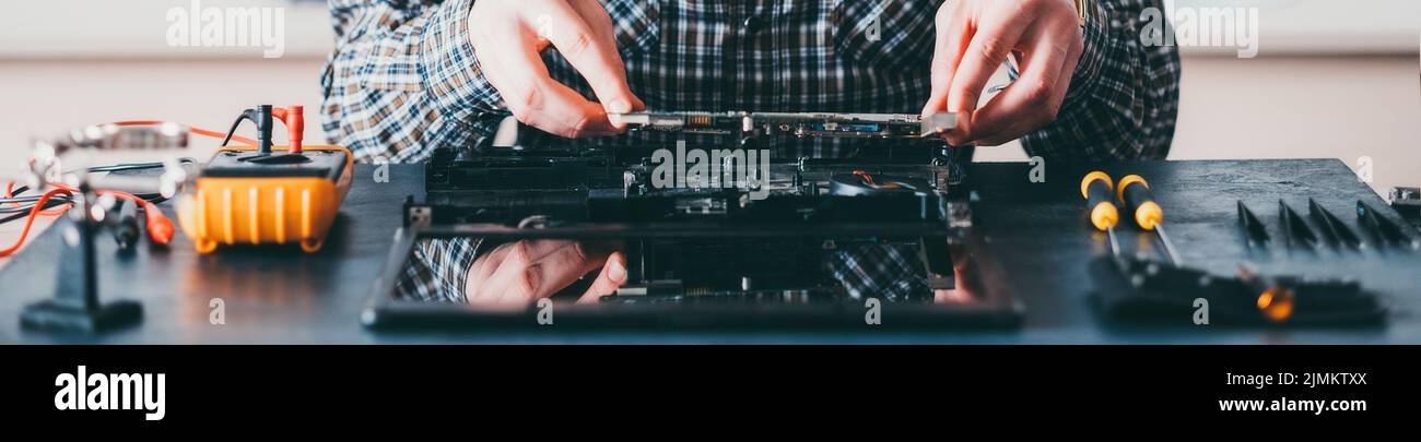 Computer Wartung männlichen Techniker Laptop Stockfoto