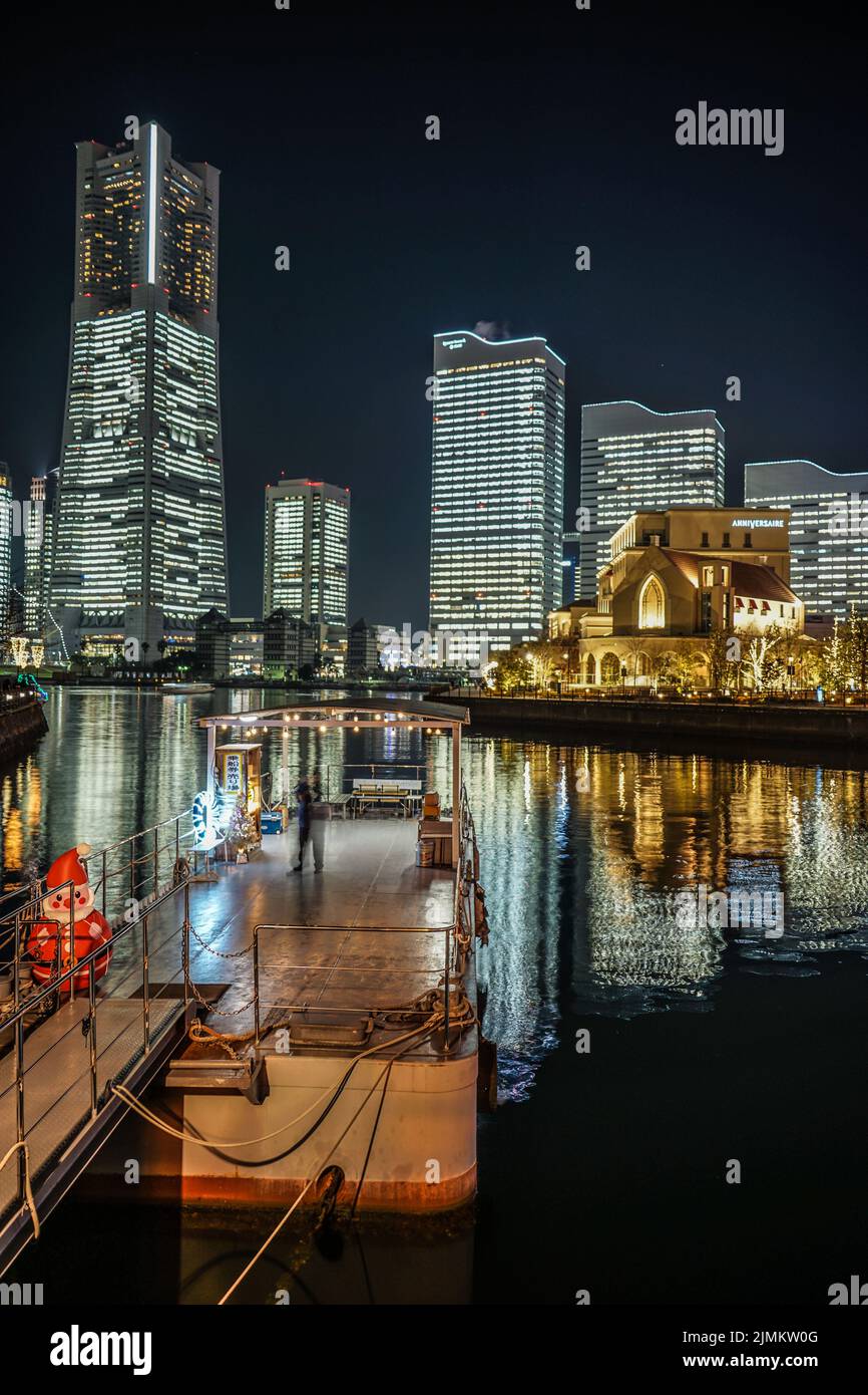 Alle öffentlichen und privaten Bereiche leuchten im Minato Mirai Büro Stockfoto