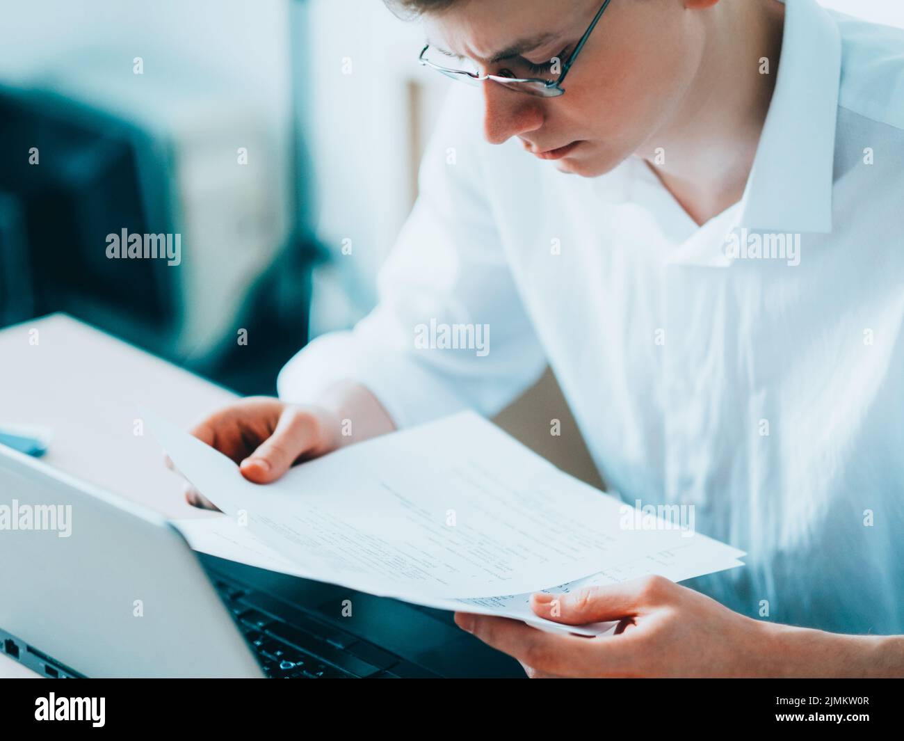 Corporate Life männlicher Manager beim Lesen von Dokumenten Stockfoto